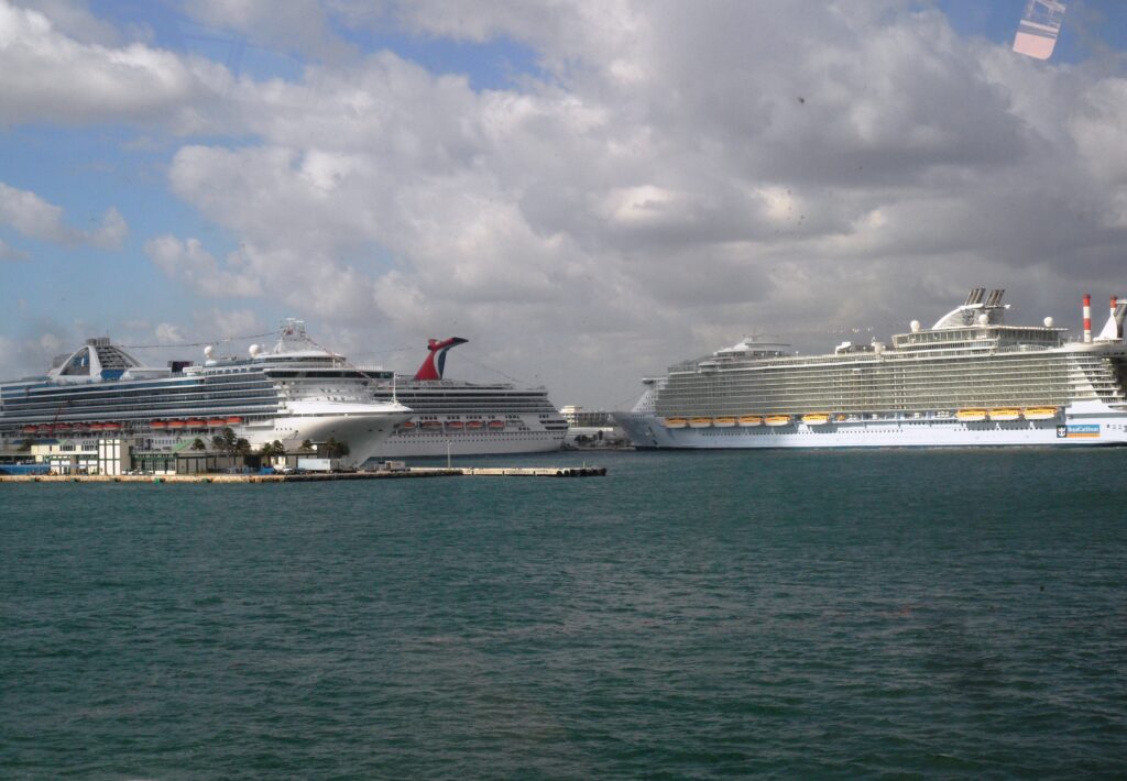Varios cruceros navieras en Puerto Port Everglades