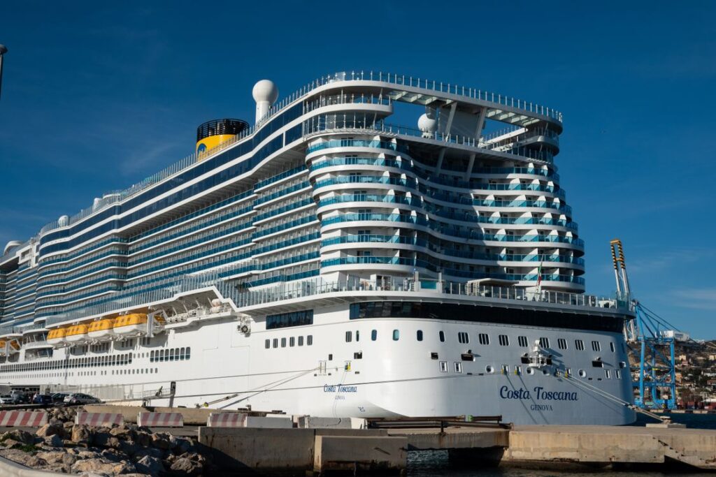 Costa Toscana, el buque insignia de Costa Cruceros, amarrado en un puerto mediterráneo en 2026