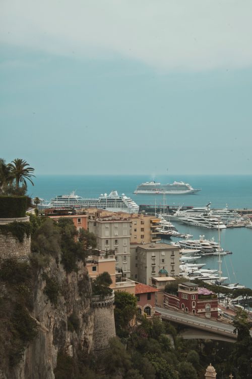Vista impresionante de un puerto mediterráneo del Adriático con cruceros y yates rodeados de acantilados verdes