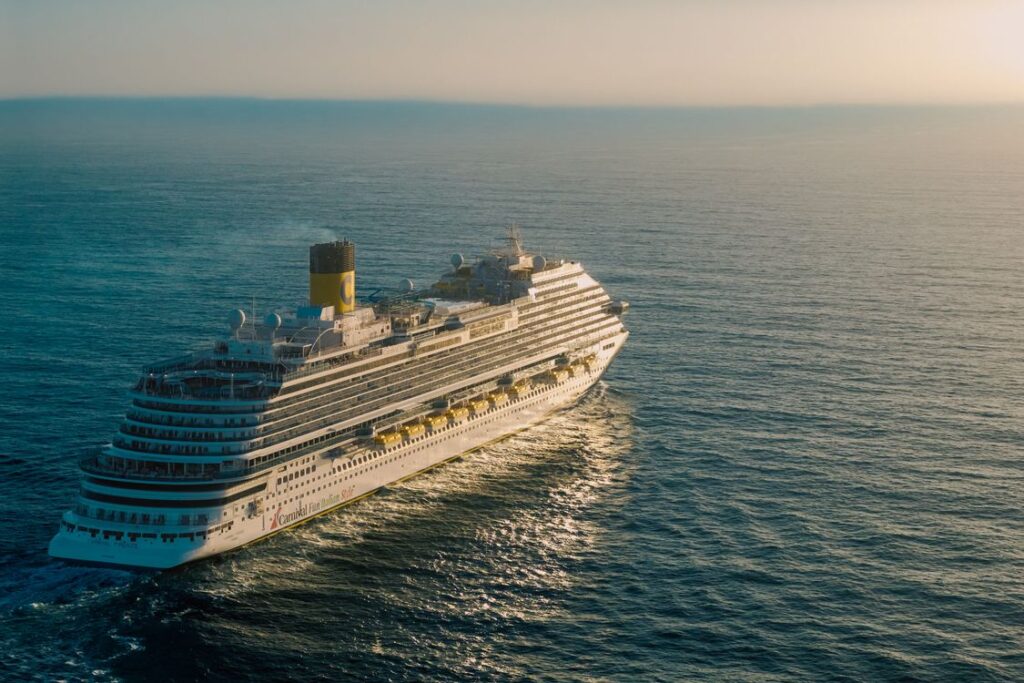 Barco de crucero navegando en el océano Atlántico al atardecer rumbo al Caribe desde España