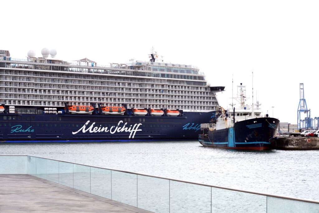 Gran barco de crucero atracado en el puerto de Las Palmas de Gran Canaria junto a embarcaciones menores