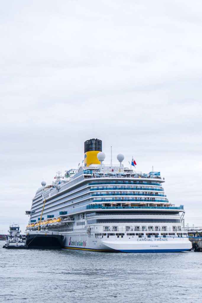 Crucero atracado en el Puerto de Bilbao terminal Olatua Getxo 2026