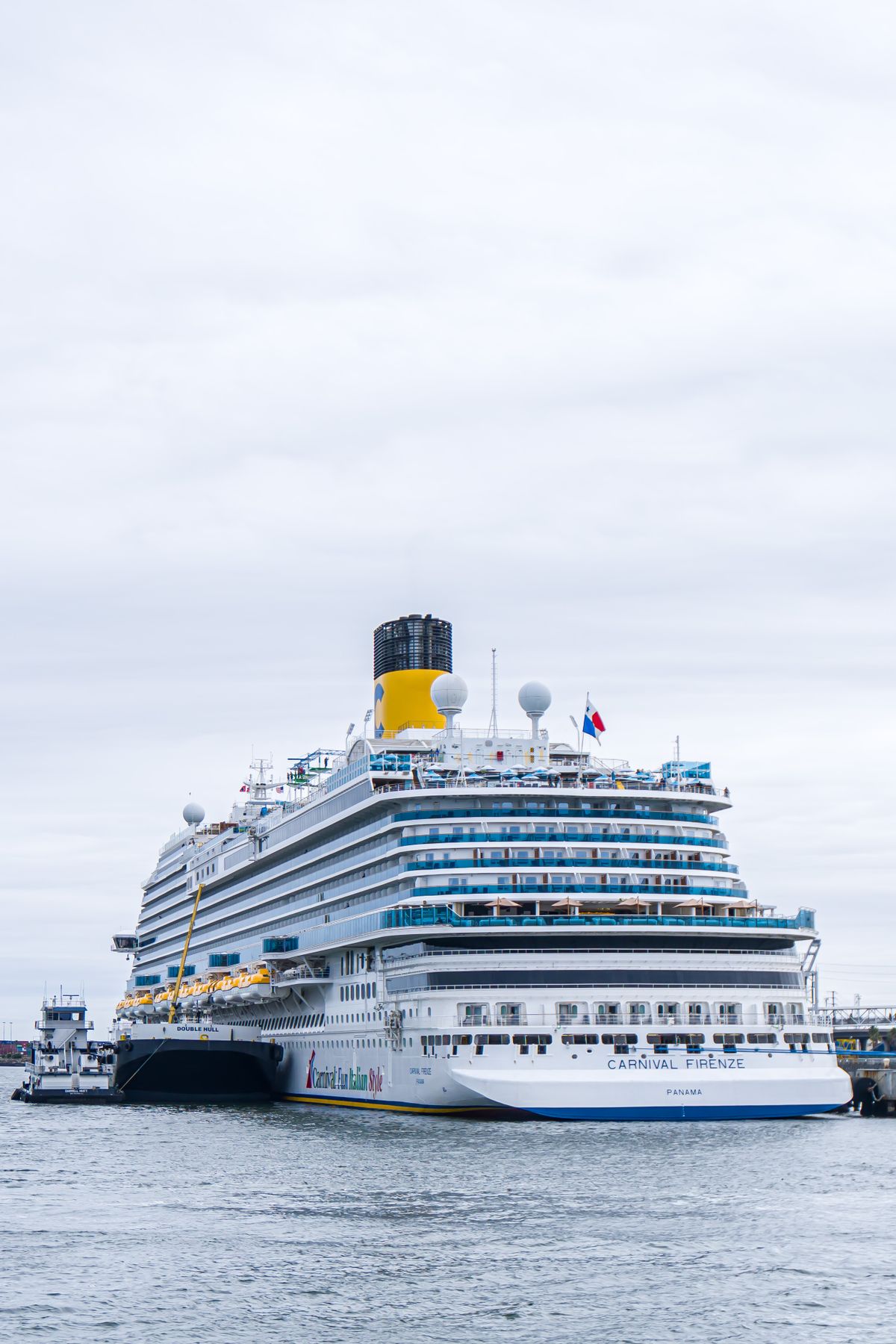 Crucero atracado en el Puerto de Bilbao terminal Olatua Getxo 2026
