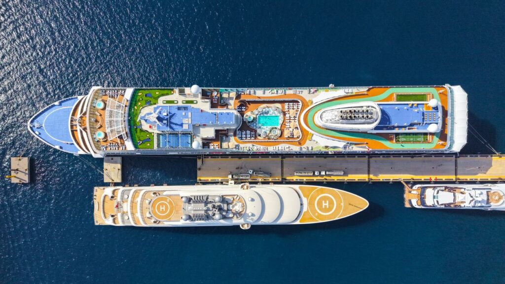 Dos cruceros de lujo amarrados en puerto soleado - cruceros desde Valencia 2026