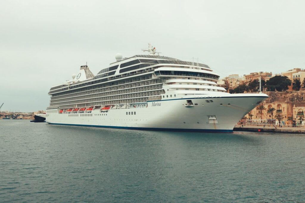 Crucero de lujo atracado en puerto mediterráneo - cruceros islas griegas 2026