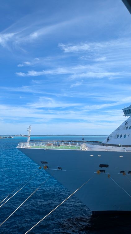 Crucero navegando en el océano bajo cielo azul - cruceros última hora 2026