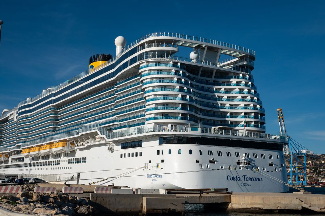 Crucero Costa Toscana atracado en puerto mediterráneo soleado - cruceros Mediterráneo 2026