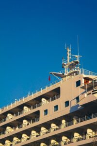 Gran barco de crucero MSC con múltiples balcones navegando bajo un cielo azul en el Mediterráneo