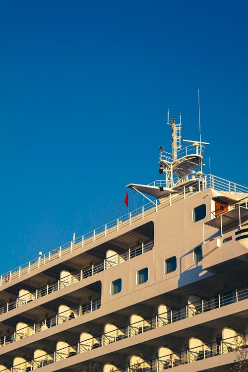Gran barco de crucero MSC con múltiples balcones navegando bajo un cielo azul en el Mediterráneo