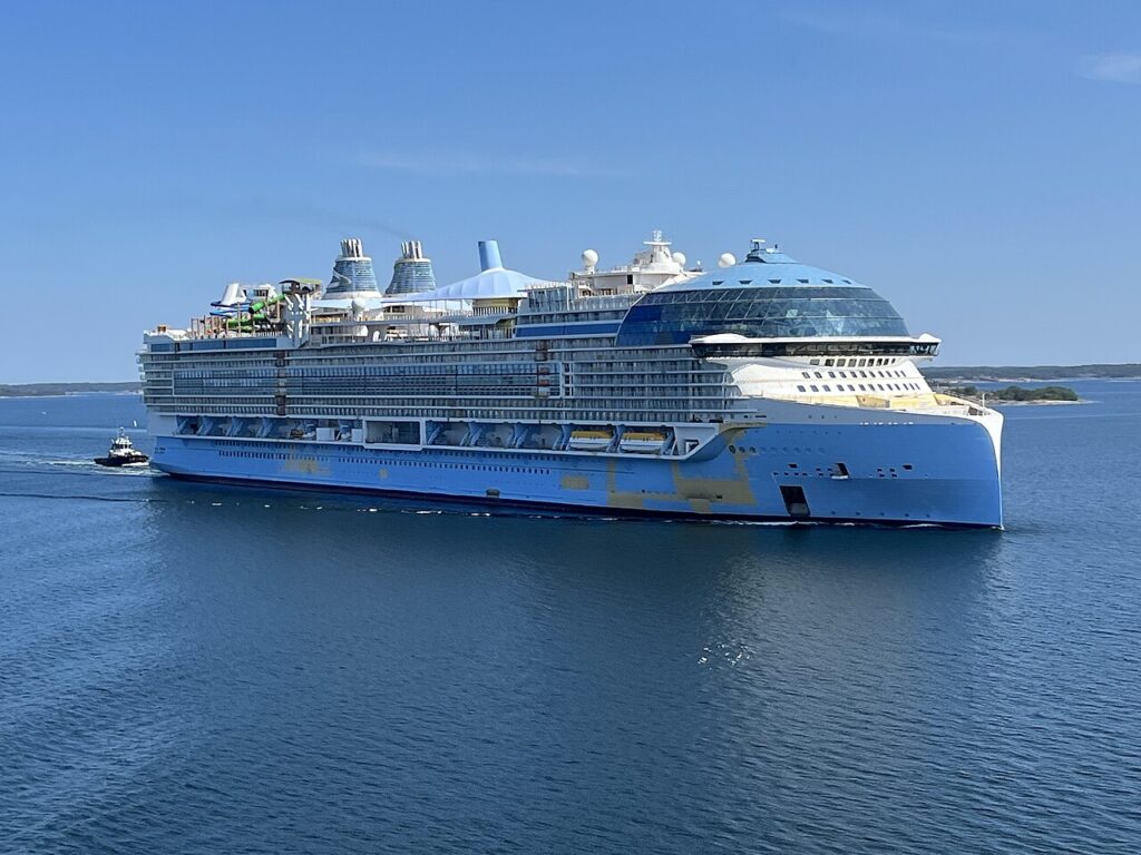 Icon of the Seas de Royal Caribbean navegando en su primera prueba de mar