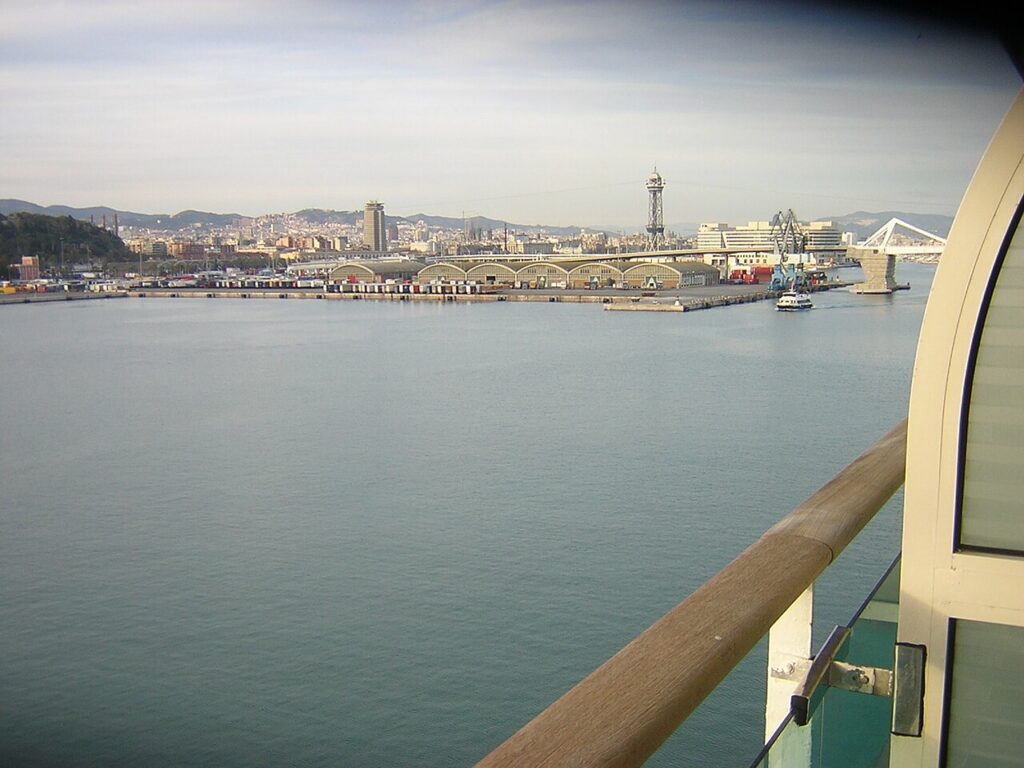 Vista del puerto de Barcelona desde la cubierta de un crucero