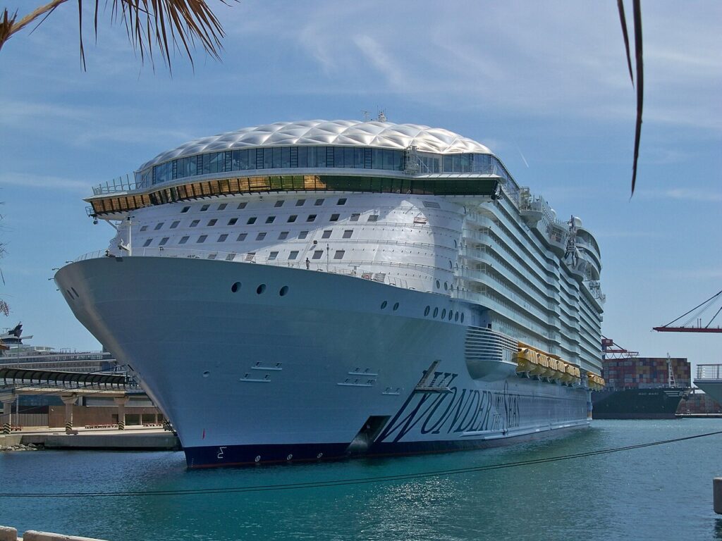 Wonder of the Seas de Royal Caribbean atracado en el puerto de Málaga